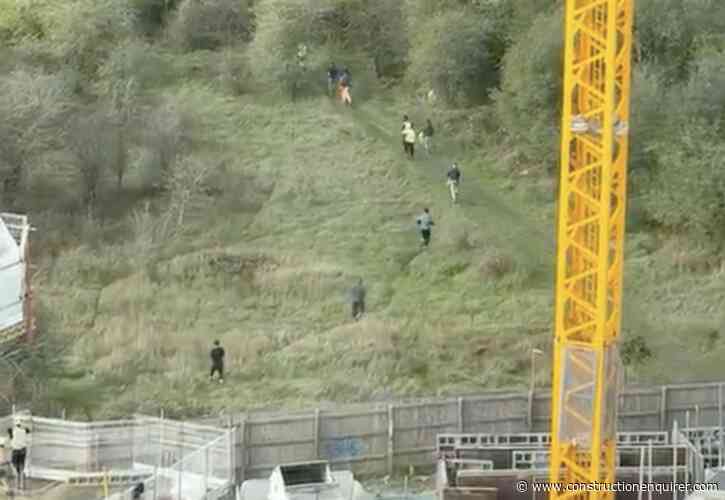 Builders flee site during immigration raid: Video