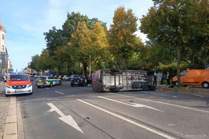 Polizeibericht 28. September: Verletzte bei Verkehrsunfall, Stromausfall durch brennende Mülltonnen, VW kollidiert mit Baum