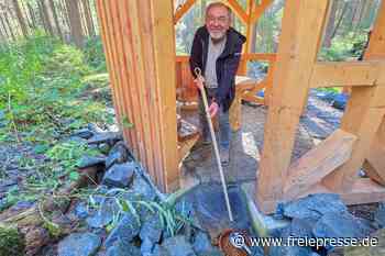 Ungewöhnliche Idee: Dieser Vogtländer baute einen 1,20 Meter langen Schöpflöffel für die Waldquelle