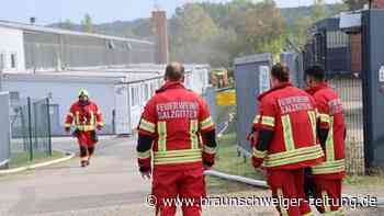 Feuerwehreinsatz in Salzgitter-Bad: Rauch steigt aus Lagerhalle