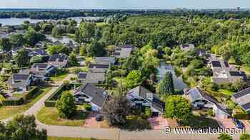 Villa van Jutta Leerdam staat te koop, mét Porsche voor de deur
