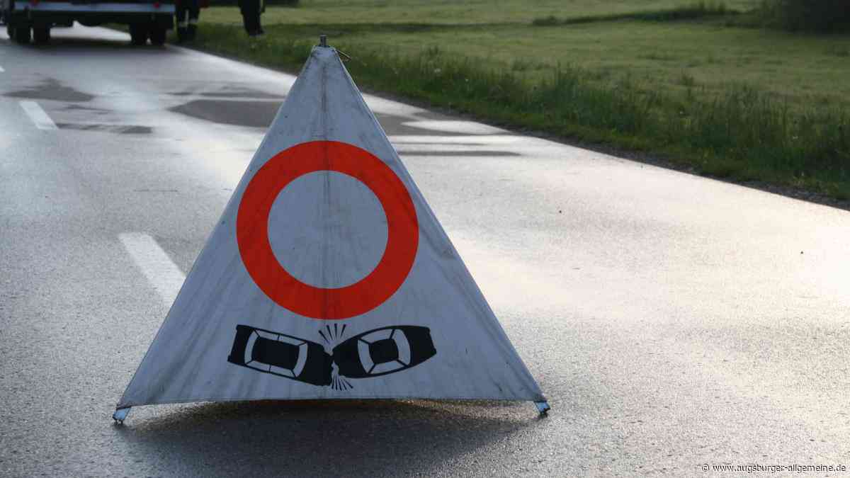 Unfall beim Überholen: Autofahrerin kollidiert mit einem Lastwagen
