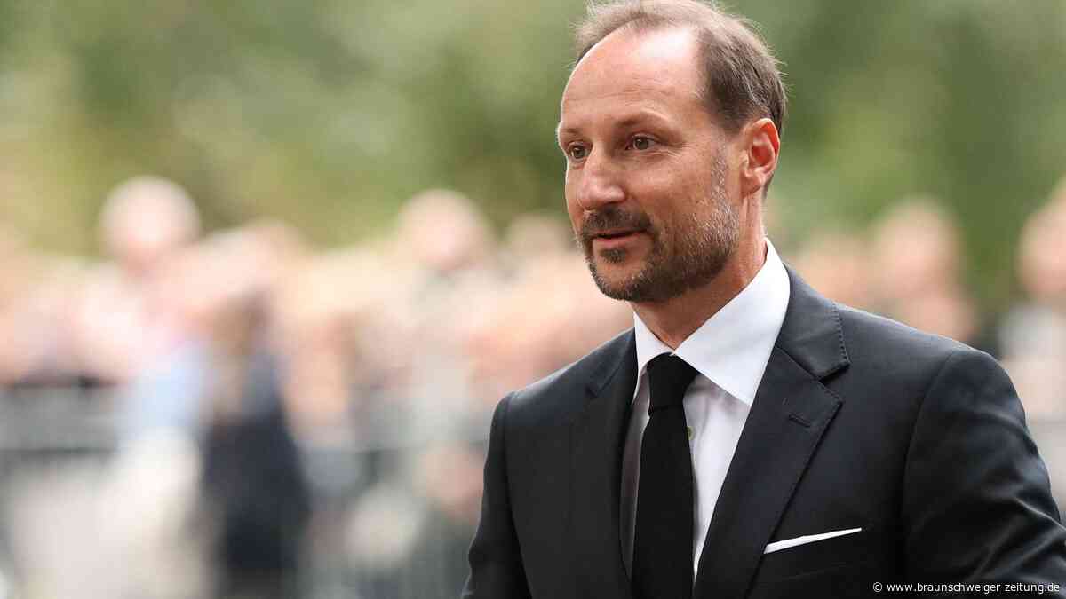 König Haakon von Norwegen überrascht Kunden beim Einkauf im Supermarkt