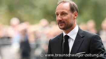 König Haakon von Norwegen überrascht Kunden beim Einkauf im Supermarkt
