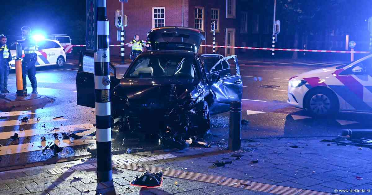Achtervolging via Duitsland eindigt in crash in Enschede, bestuurder vlucht te voet