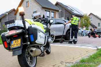 Jongen op step gewond na botsing met auto