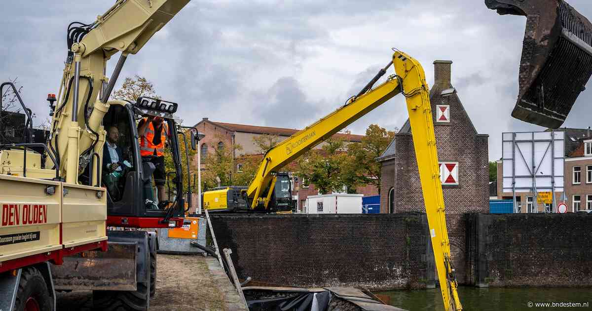 Herstel kademuren oude Bergse haven gestart: ‘Die zandzakken gaan weg, nu echt!’