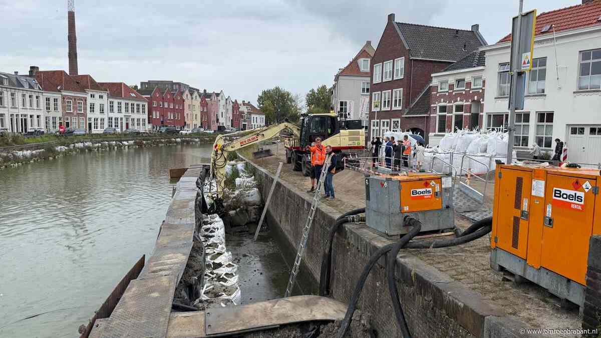 Zandzakken verdwijnen na vijf jaar: herstel Bergse kademuren begonnen