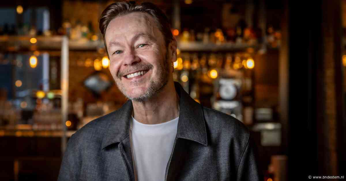 Gijs Staverman komt er live op de radio achter dat hij een kleinzoon krijgt