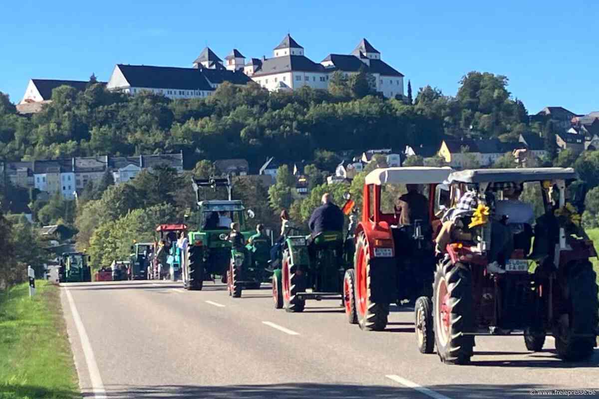 Erzgebirgsort Schellenberg feiert Traktoren, Oldtimer und gute Stimmung