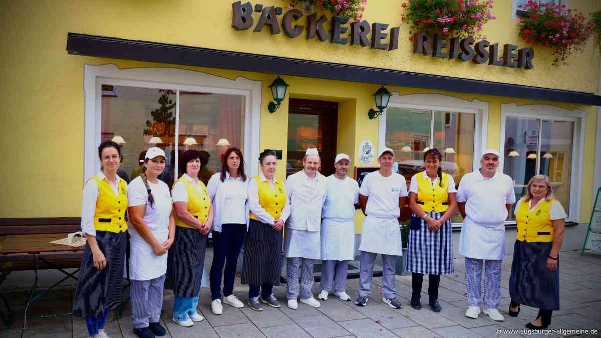 Jürgen Diener steht seit 40 Jahren bei der Bäckerei Reißler in Weißenhorn in der Backstube