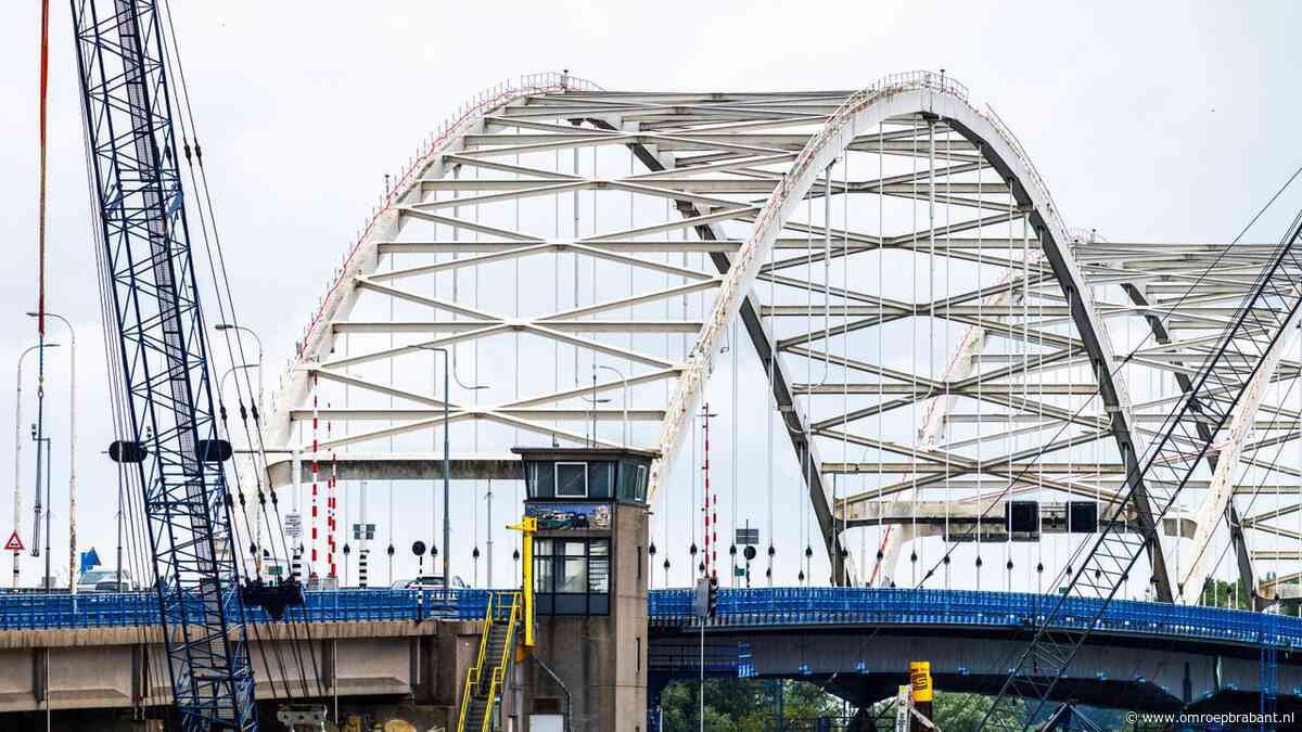 Vrachtwagens weg van Merwedebrug, schade loopt op tot 1,9 miljoen per dag