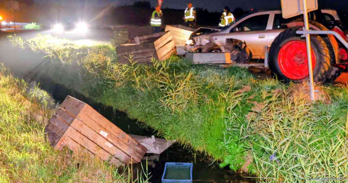 Auto total loss na botsing met tractor in Opijnen, fruitkisten tot in de sloot