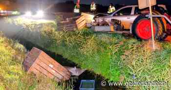 Auto total loss na botsing met tractor in Opijnen, fruitkisten tot in de sloot