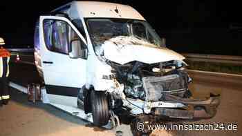 Kleintransporter fährt auf Auto auf: Zwei Personen bei Unfall auf der A94 verletzt