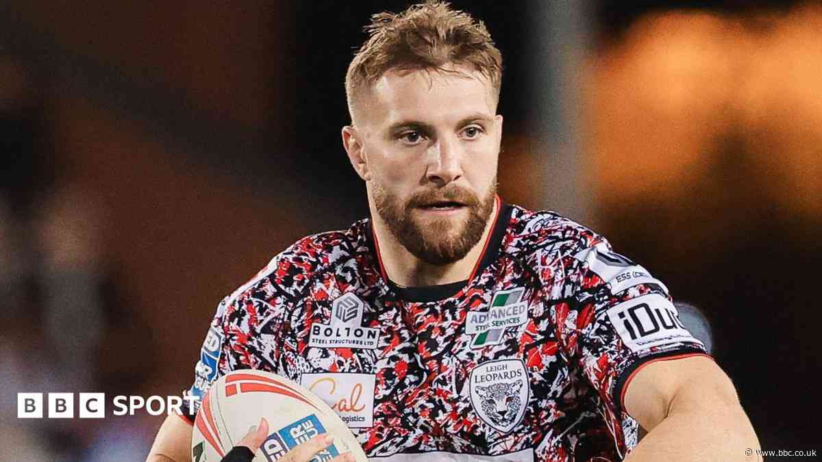 Leigh forward Davis extends contract