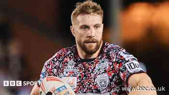 Leigh forward Davis extends contract