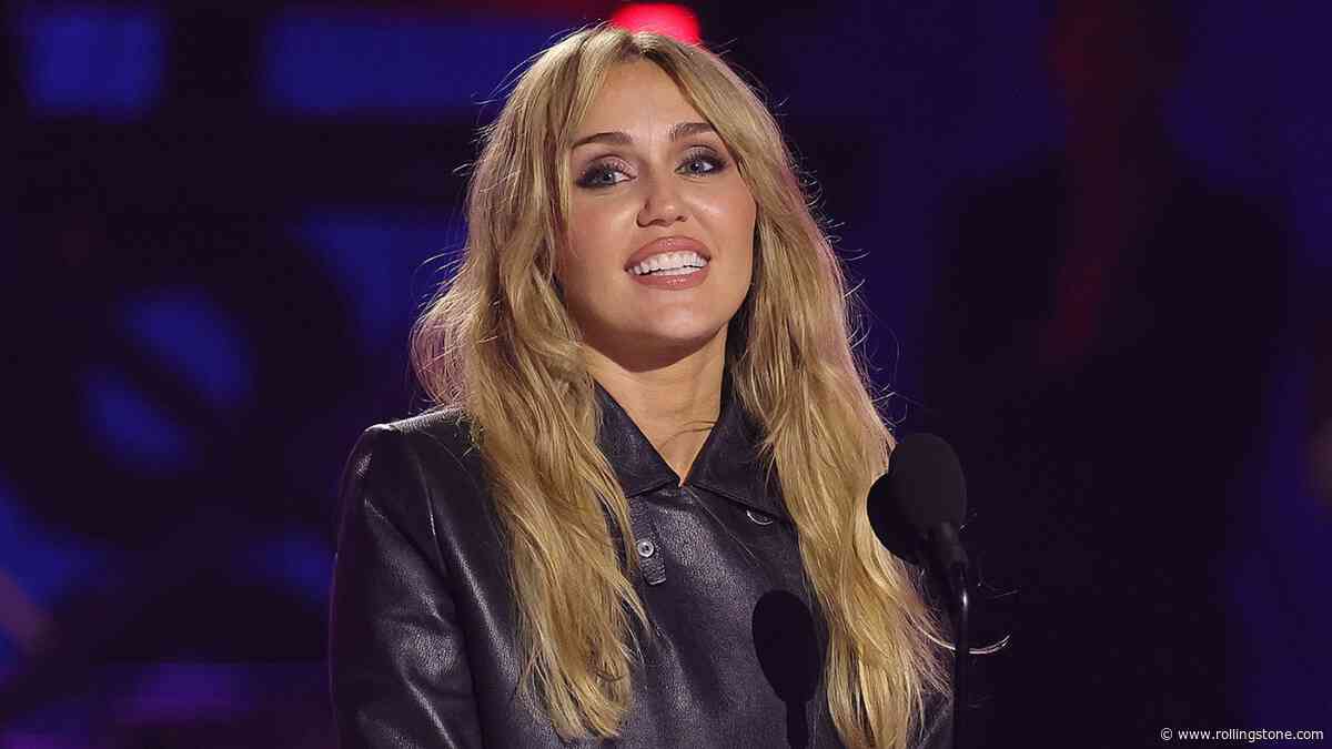Miley Hits Number One on Albums Chart With ‘Bass Persuades’