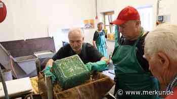 Bis zu 1500 Liter pro Saison: In Thanning presst ein eingespieltes Team seit Jahrzehnten Saft