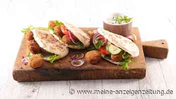 Falafel-Sandwich mit frisch gebackenen Kichererbsenbällchen aus dem Aifryer