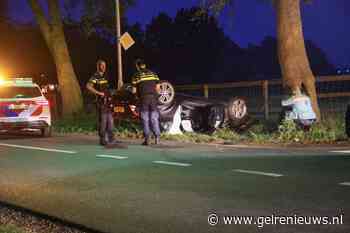 Auto slaat over de kop na botsing in Kootwijkerbroek