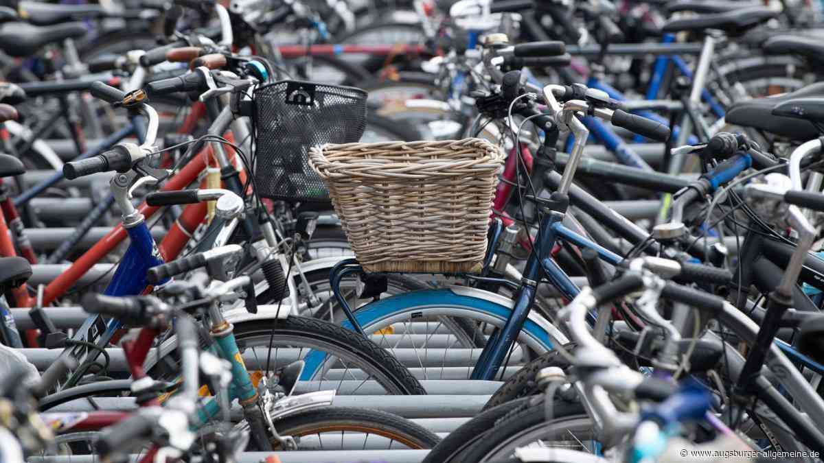 Unbekannter schlitzt die Reifen von Fahrrädern auf