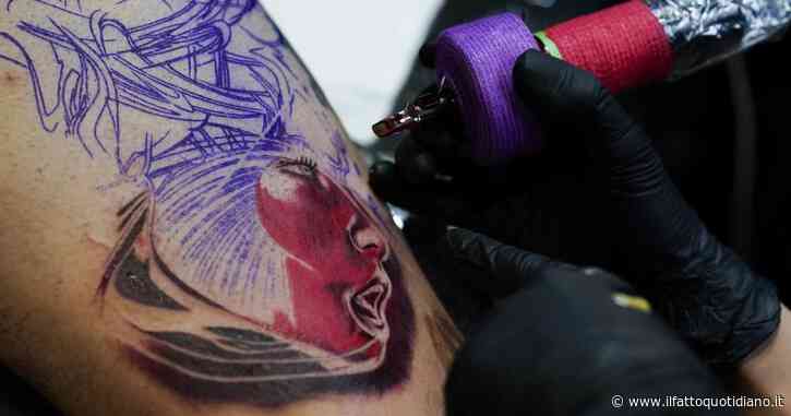 “Sostanza tossica pericolosa per la salute”: inchiostro per tatuaggi ritirato dal mercato per contaminazione piombo, l’allarme del Ministero