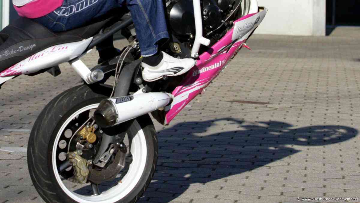 Wheelie scheitert: 22-Jähriger kracht mit Motorrad gegen Auto und verletzt sich schwer