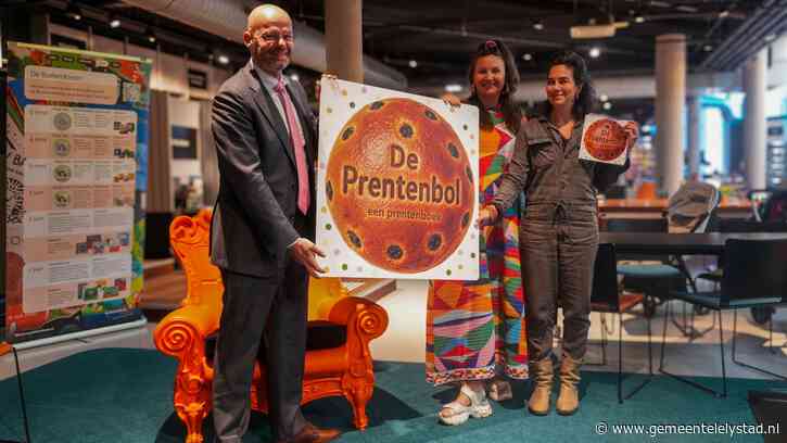 Eerste exemplaar Prentenbol feestelijk overhandigd