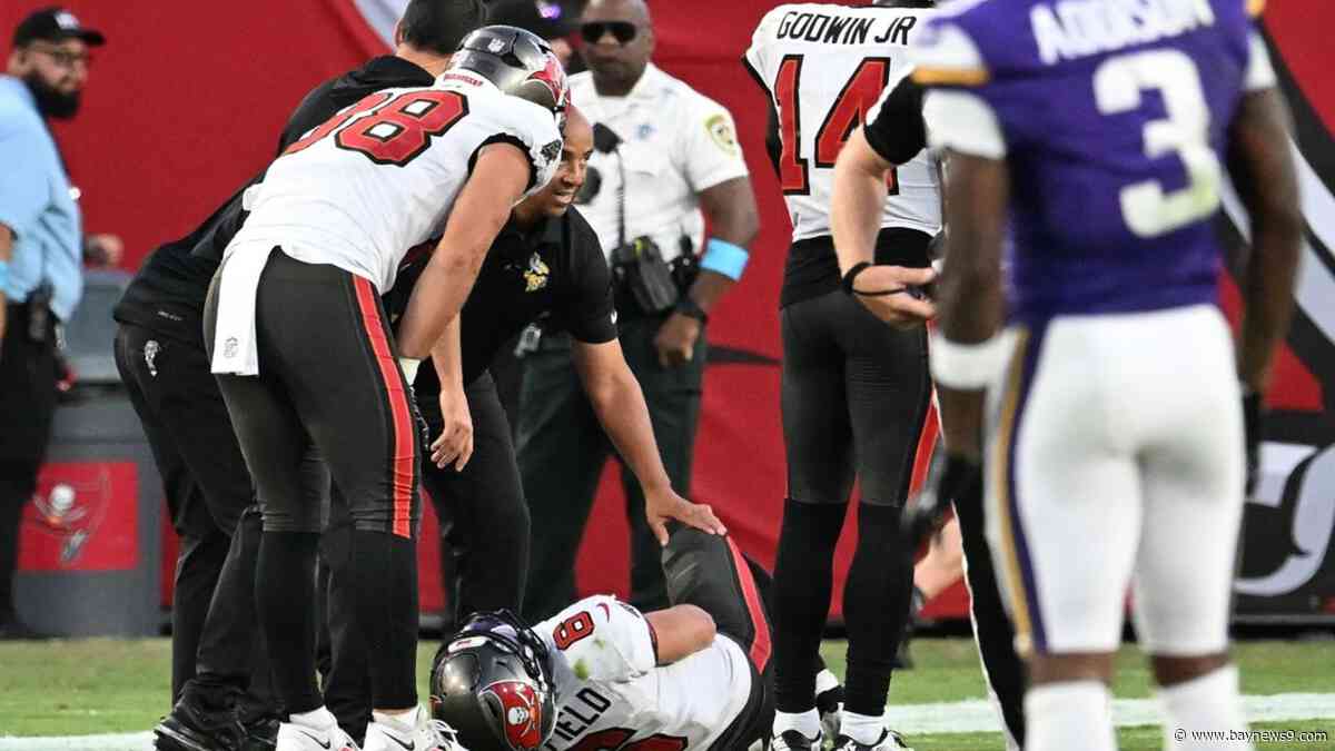 Baker Mayfield is expected to miss at least 3 weeks after dislocating his right thumb, Bucs say