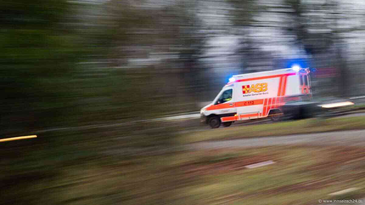Auto überschlägt sich bei Tyrlaching – Fahrerin (18) ins Krankenhaus gebracht