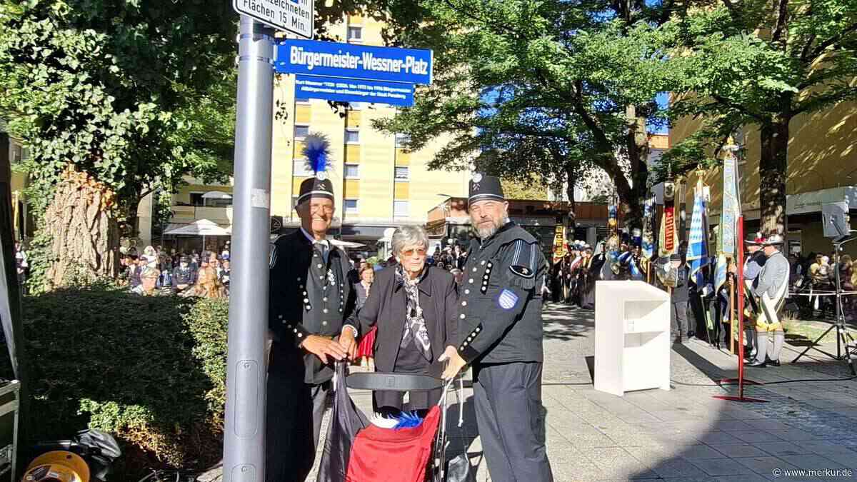 „Er trägt seine Handschrift“: Rathausplatz heißt jetzt Bürgermeister-Wessner-Platz