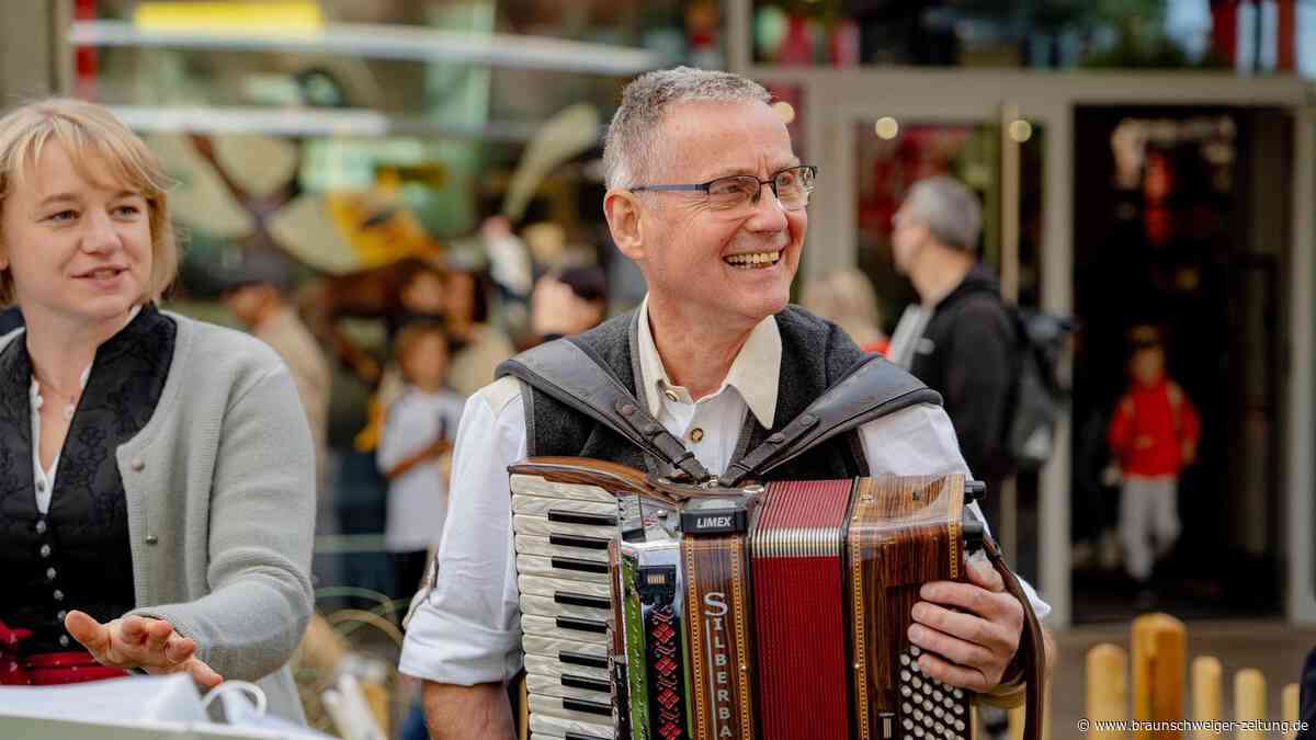 Verkaufsoffener Sonntag und Oktoberfest in Designer Outlets Wolfsburg