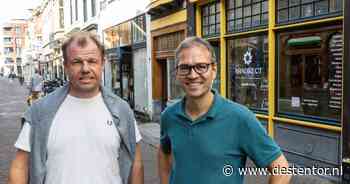 Reisbureaus verdwijnen uit het straatbeeld, maar deze reisorganisatie kiest bewust voor een winkel in Deventer