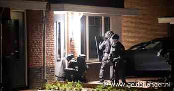 Speciaal politieteam haalt vrouw uit keurige woning, dan volgen de vragen