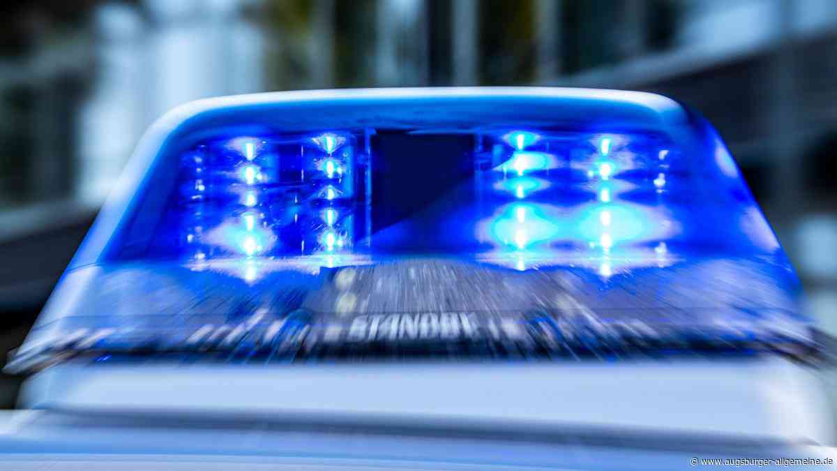 Autofahrer löst Unfallkette auf B10 aus: Krankenwagen-Fahrerin wird verletzt