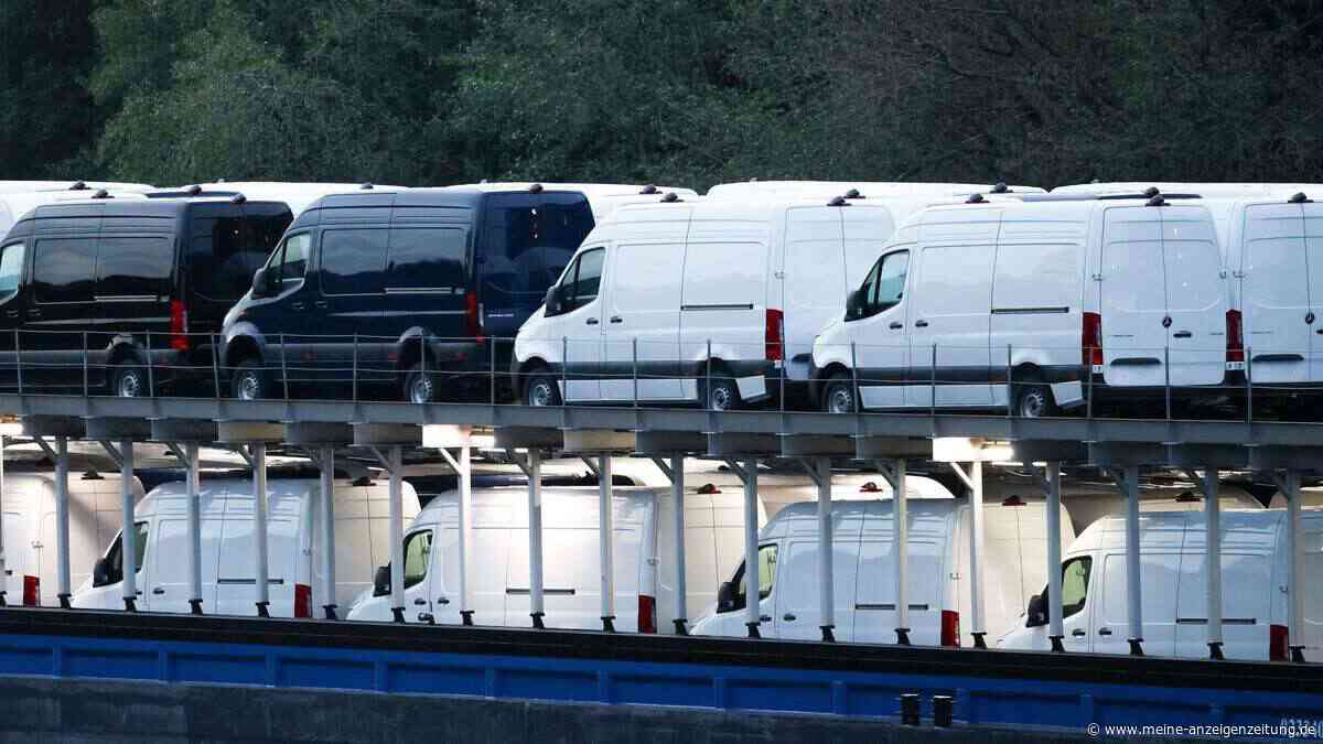 Frachtschiff mit Mercedes-Sprintern steckt im Hafen fest