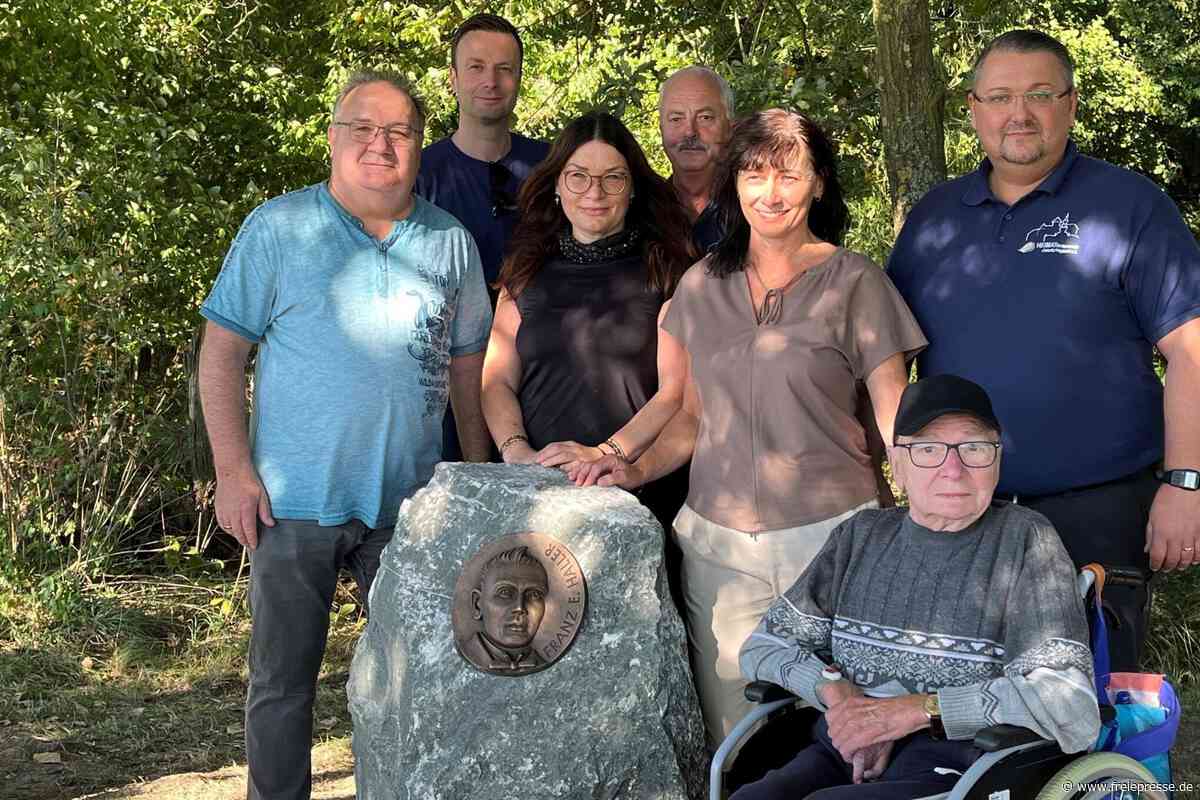 Oelsnitzer setzen Röhrholz-Schöpfer ein Denkmal