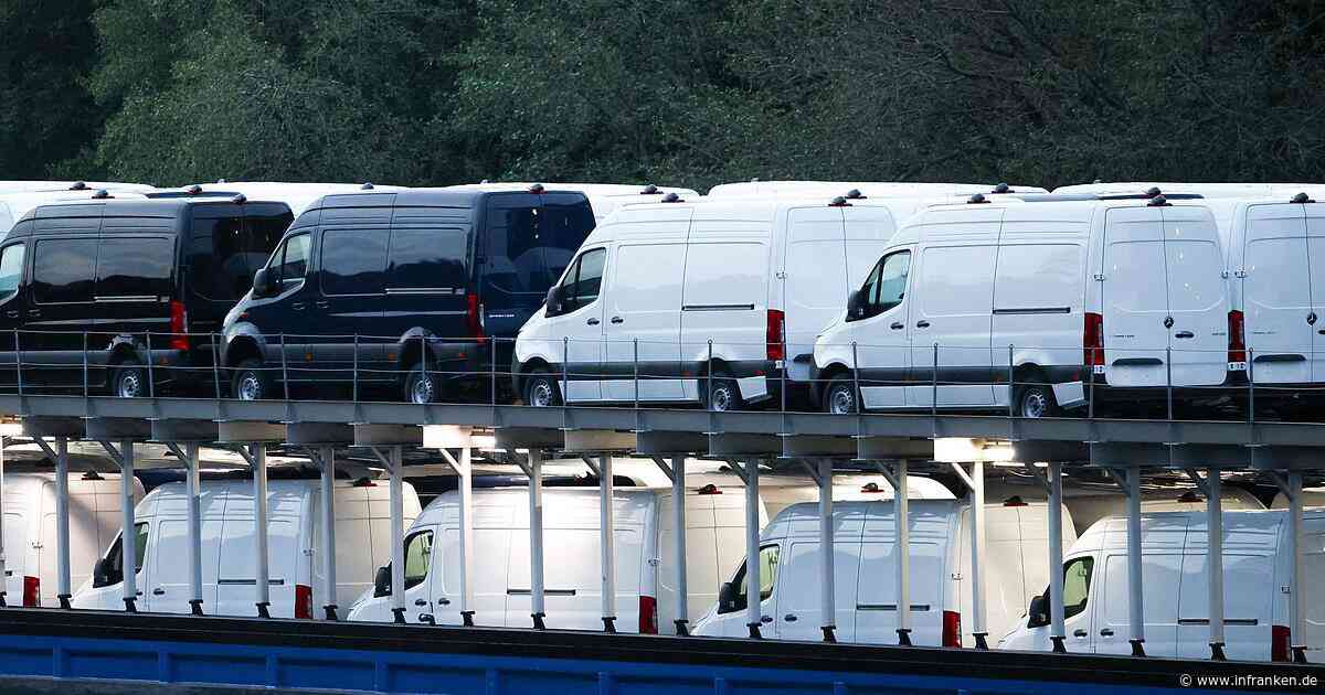 Frachtschiff mit Mercedes-Sprintern steckt im Hafen fest