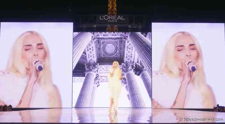 Debut histórico de Elena Rose en la pasarela de L’Oréal Paris