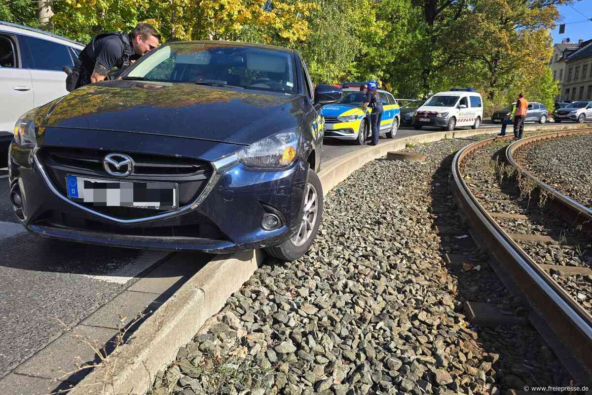 Mazda landet an der Plauener Treffer-Kreuzung im Gleisbett
