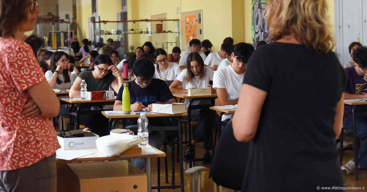 Scuola, un insegnante italiano guadagna fino al 36% in meno degli altri lavoratori laureati: i dati del report Ocse
