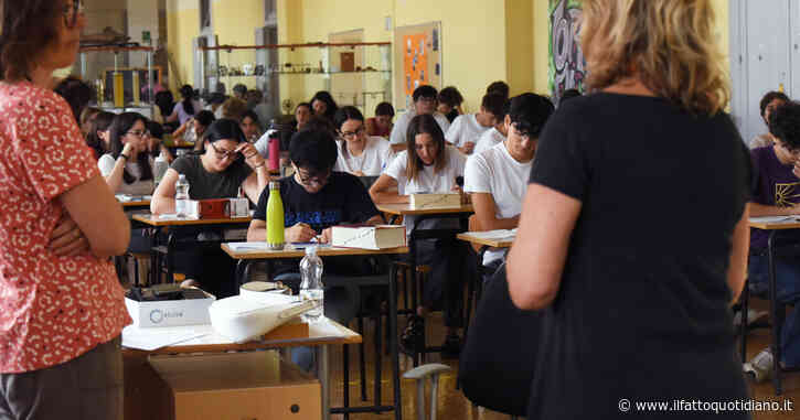 Scuola, un insegnante italiano guadagna fino al 36% in meno degli altri lavoratori laureati: i dati del report Ocse