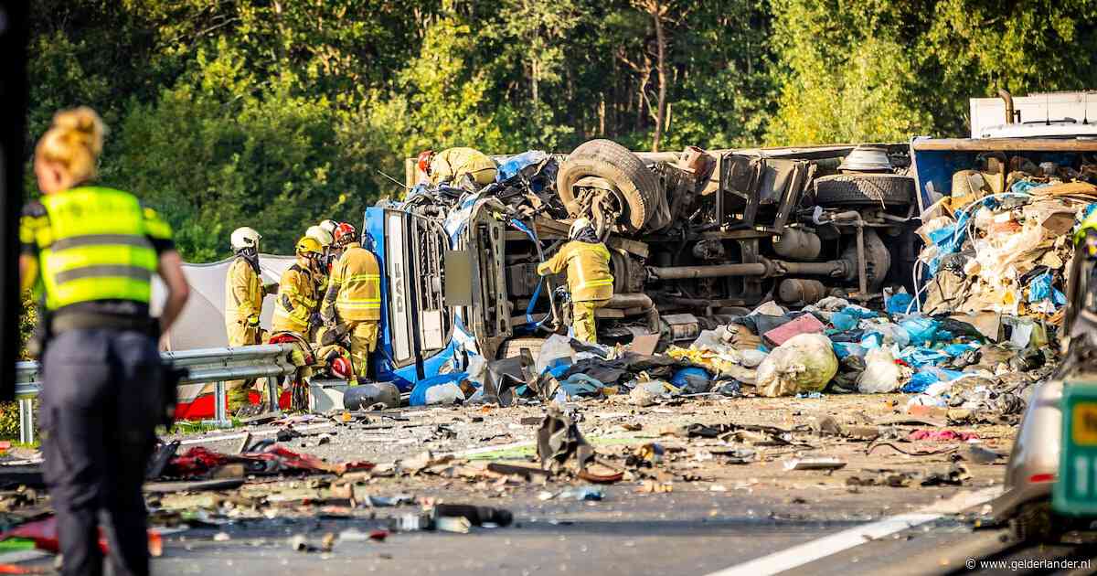 Twee vrachtwagenchauffeurs overleden bij ernstig ongeval op N48, weg tot woensdagochtend dicht