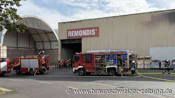 Rauchwolke über der Gifhorner B4: Riesige Deponie-Halle bei Wesendorf in Flammen