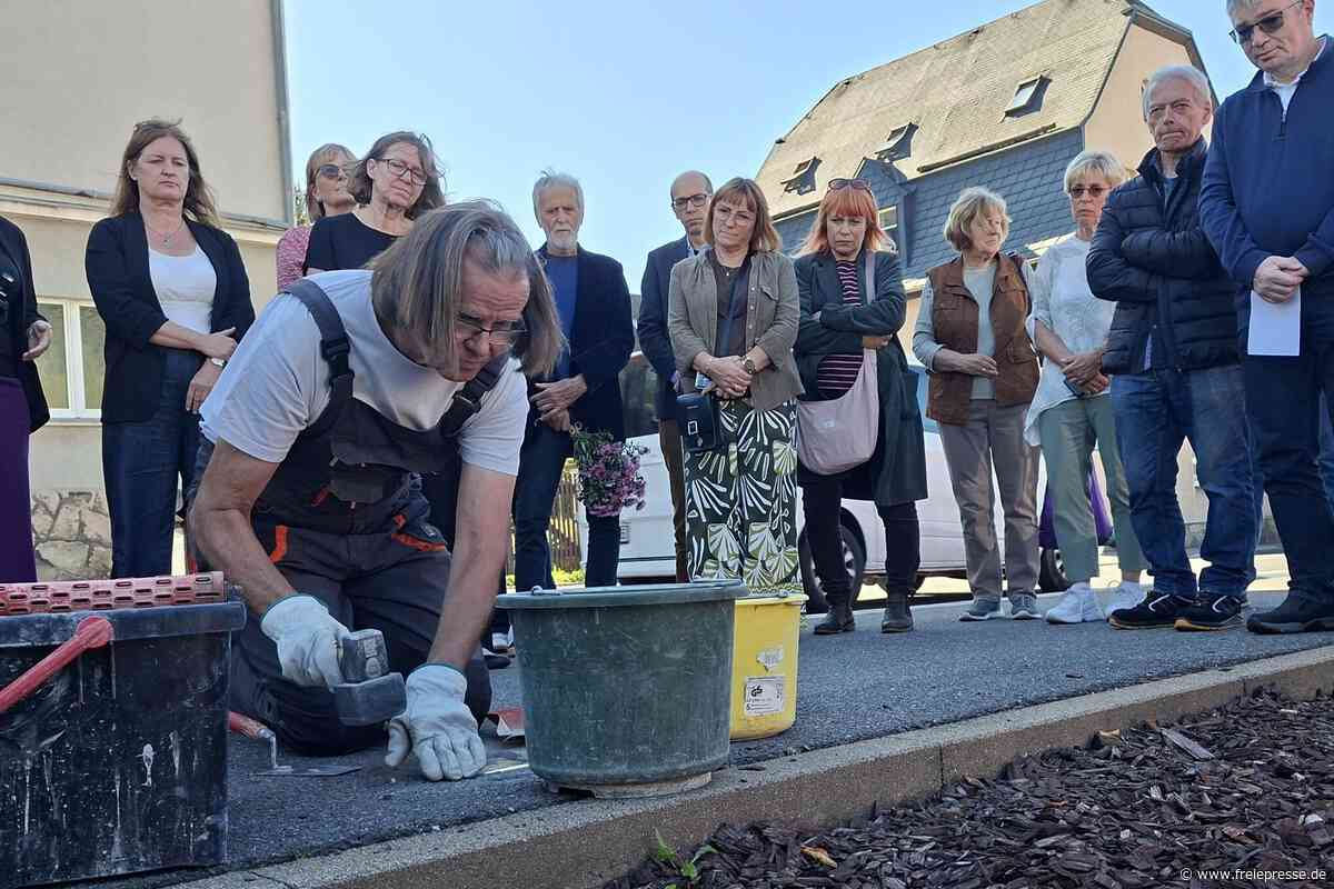 Nach Verbot in Heidenau: Stadt im Erzgebirge sagt Ja zur Erinnerung – Stolpersteine verlegt