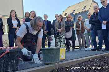 Nach Verbot in Heidenau: Stadt im Erzgebirge sagt Ja zur Erinnerung – Stolpersteine verlegt