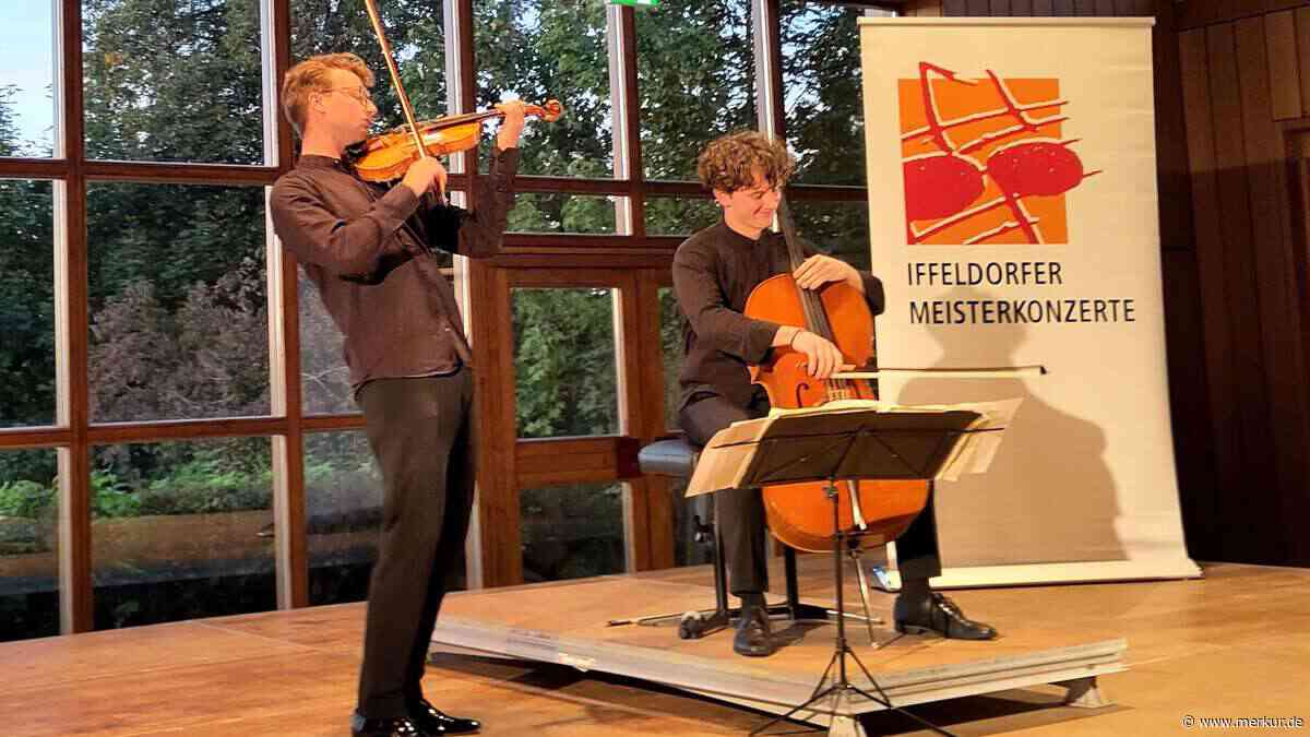 Fulminantes Heimspiel für Moritz und Lenz Defregger: Brüder-Duo begeistert 300 Zuhörer