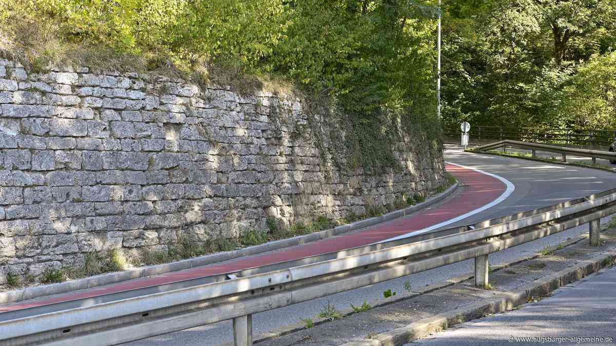 Neue Bergstraße in Landsberg: Efeu, wilder Wein und Sträucher werden entfernt