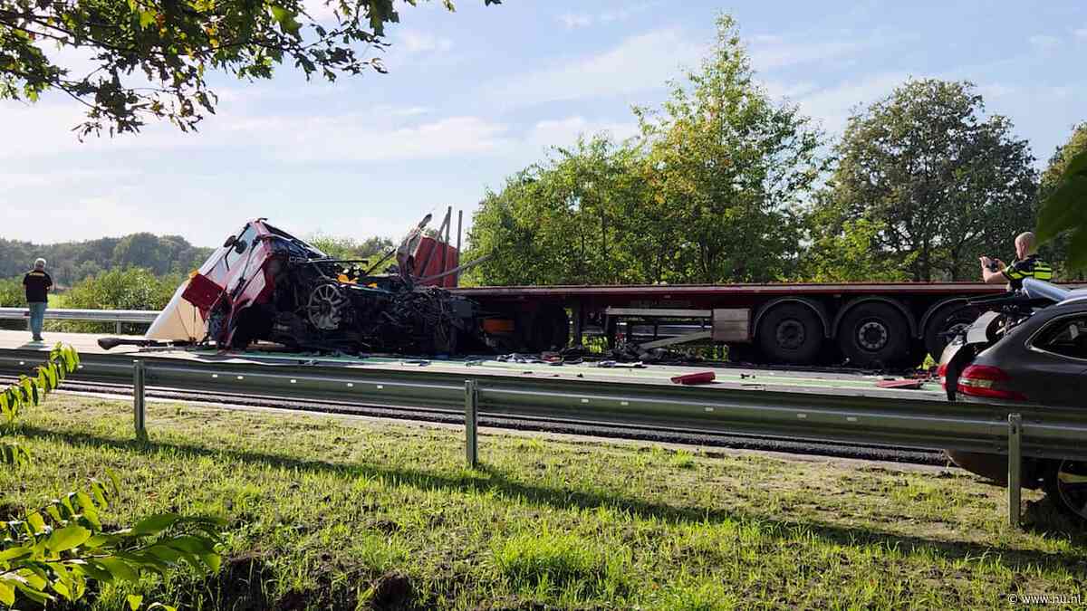 Twee vrachtwagenchauffeurs omgekomen bij groot ongeluk op N48 bij Zuidwolde